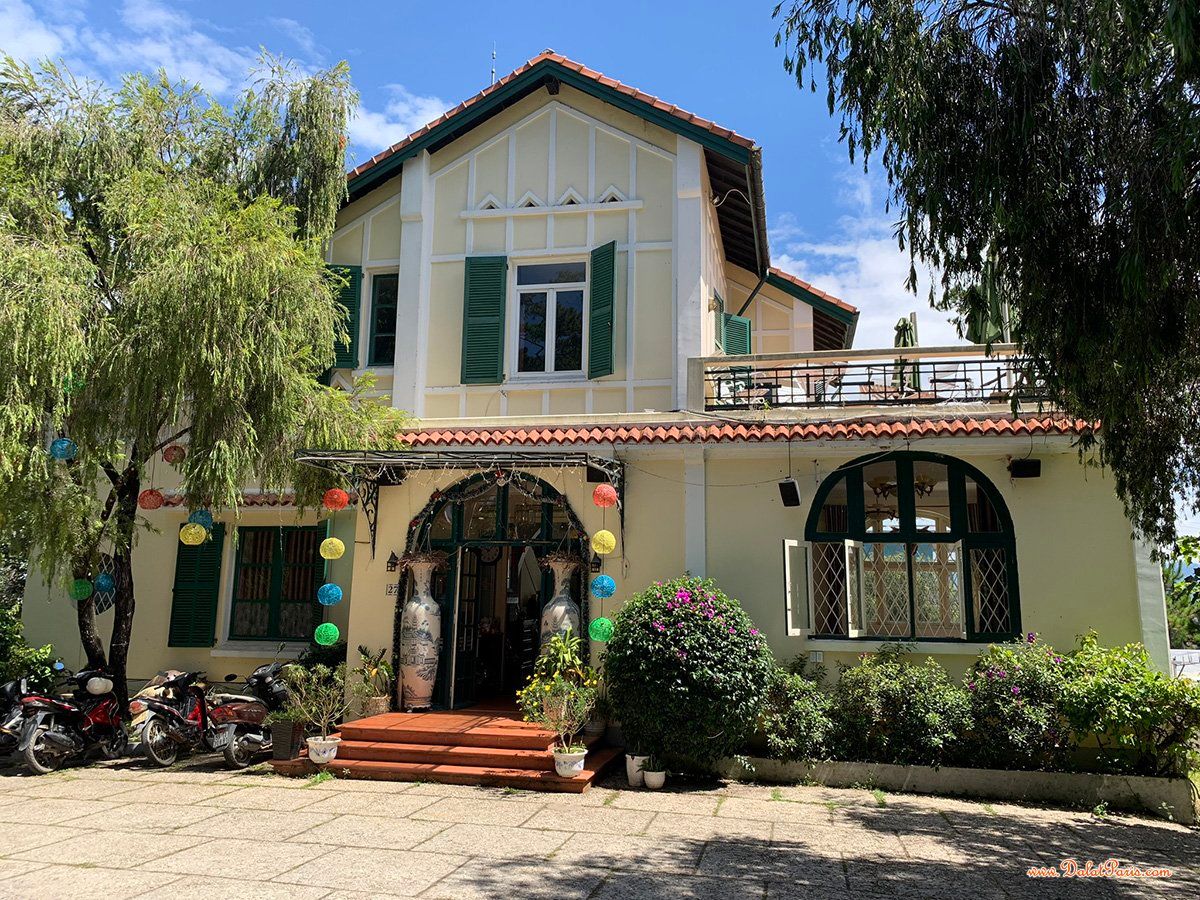 Biệt thự đang kinh doanh, diện tích 490m2, hẻm bê tông đường Hoàng Hoa Thám rộng 4m, P10, gần KBT cổ Trần Hưng Đạo,view rừng thông cực đẹp, ô tô tận nơi, phù hợp an cư / kinh doanh lưu trú, giá bán 13,5 tỷ