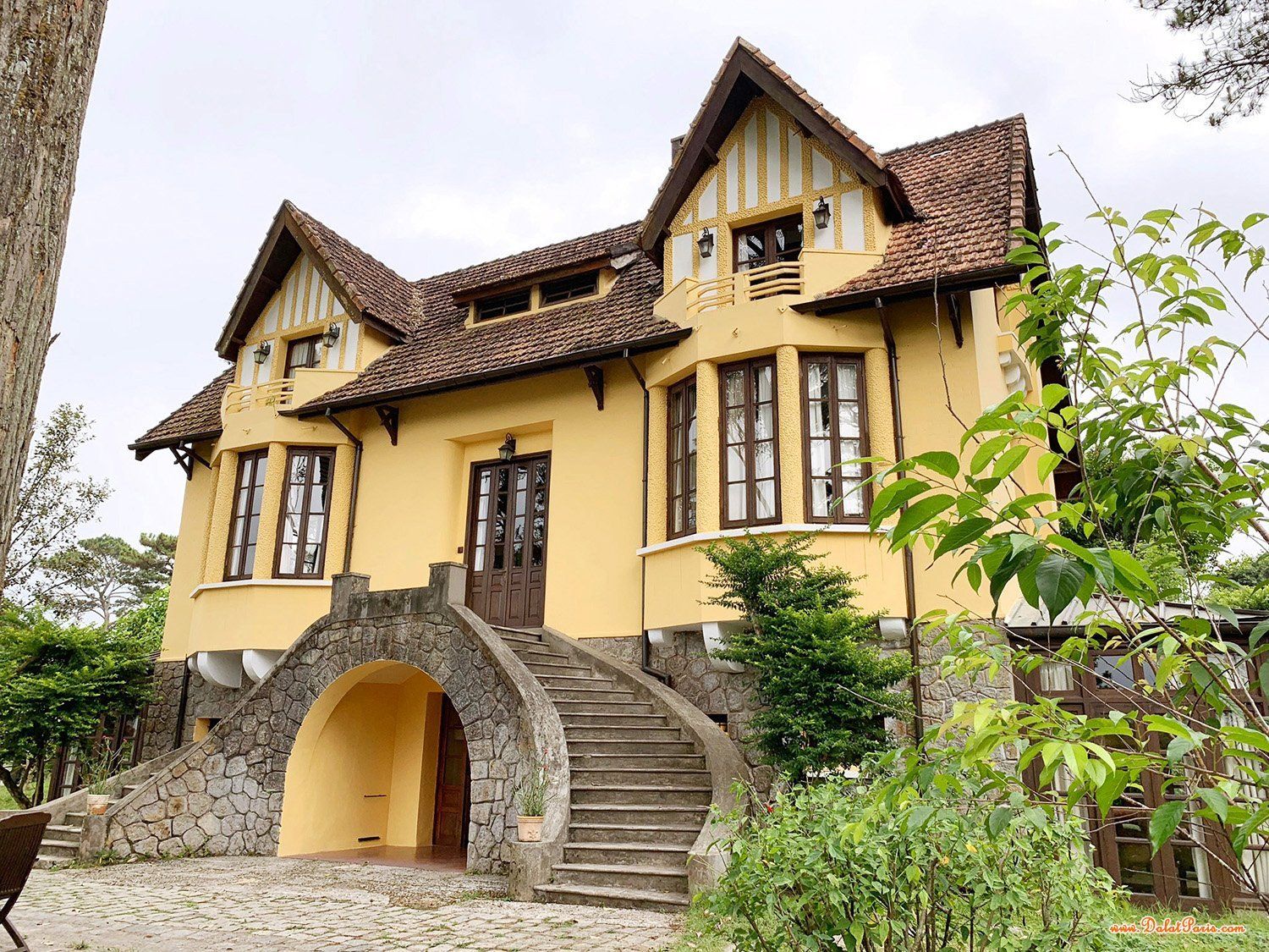 Biệt thự 3 tầng mới tinh, view đẹp. Mặt tiền đường Tô Hiến Thành, phường 3, trung tâm thành phố Đà Lạt. Cách Hồ Xuân Hương, chợ Đà Lạt 1km, giá đầu tư.